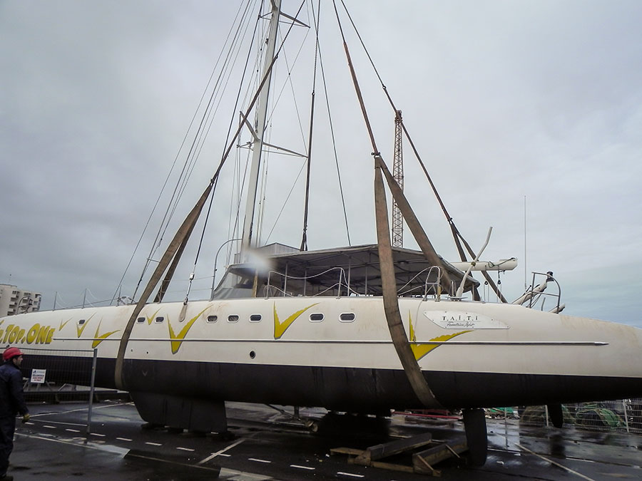 Préparation du catamaran pour la mise à l'eau